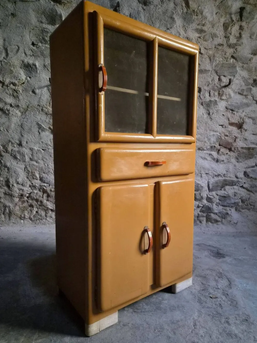 Buffet de cuisine art déco français vintage avec poignées en bakélite, années 1930–1940
