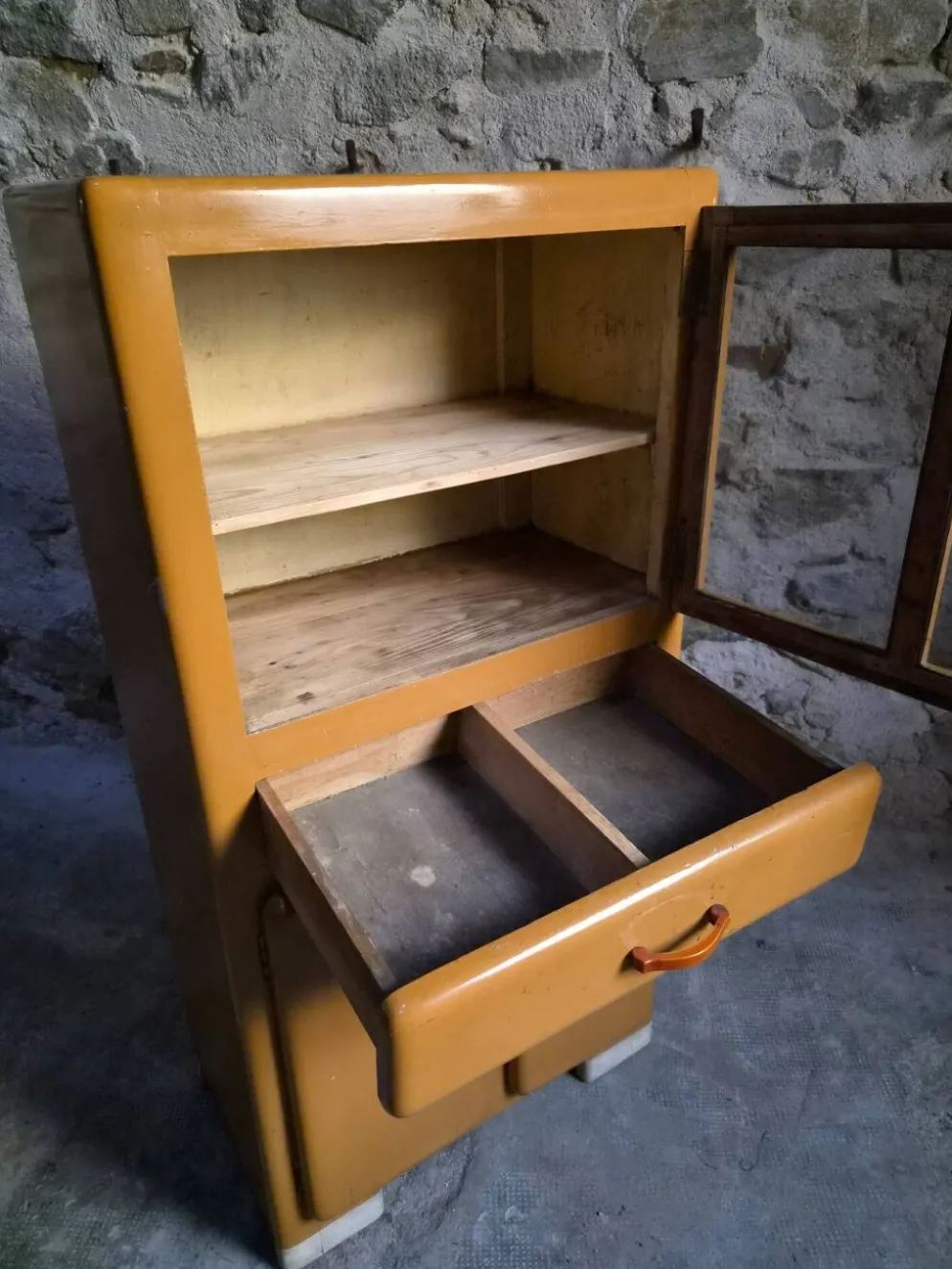 Buffet de cuisine art déco français vintage avec poignées en bakélite, années 1930–1940
