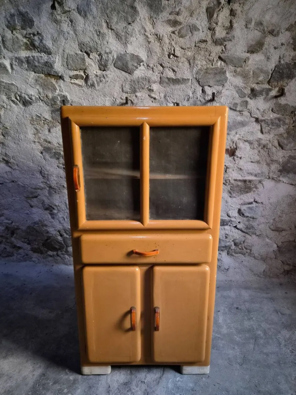 Buffet de cuisine art déco français vintage avec poignées en bakélite, années 1930–1940