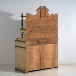 Buffet de cuisine en pin de deux portes et étagères – Europe centrale, vers 1910