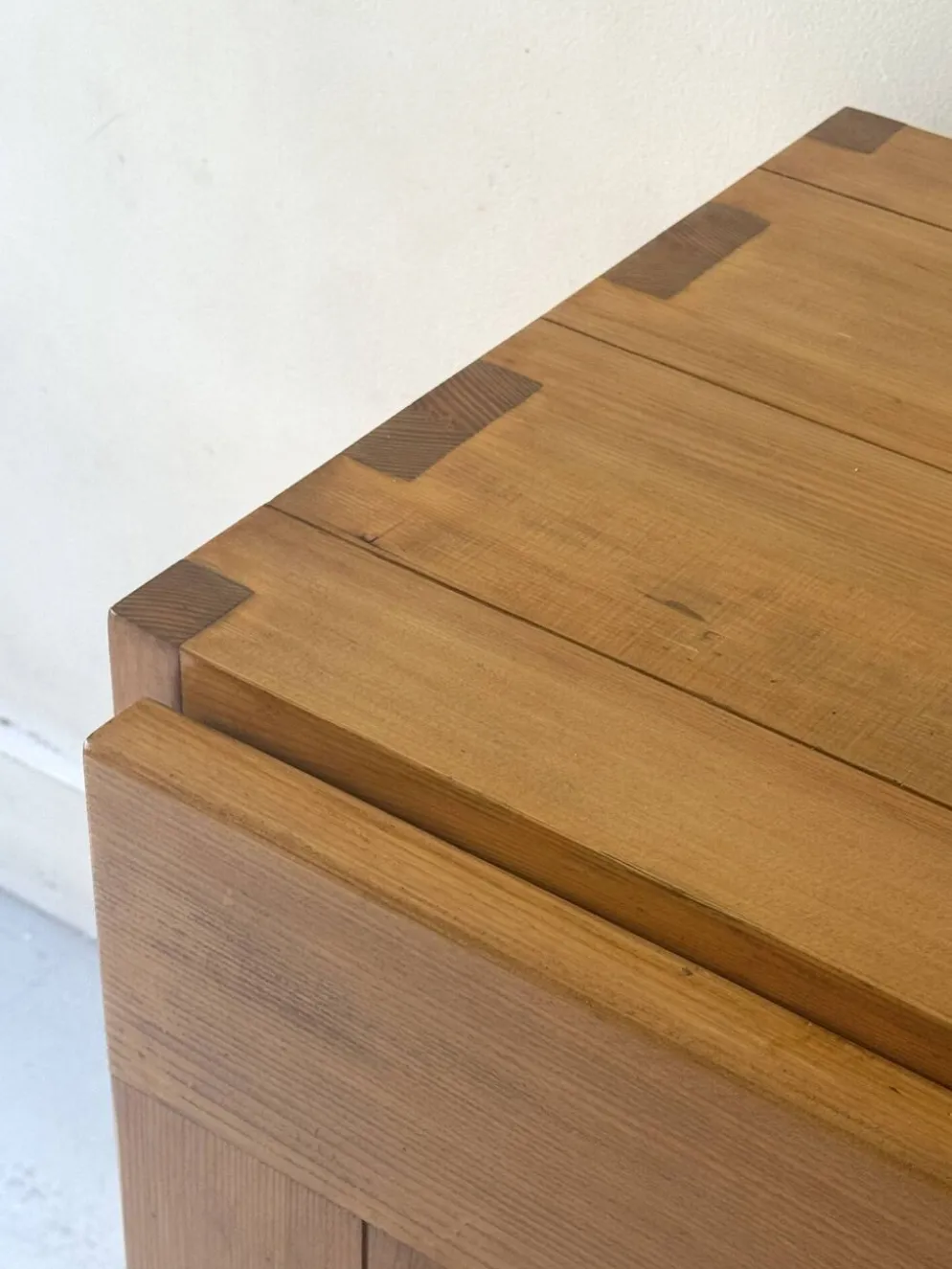 Buffet design en bois orme & pin collection Savoie, Maison Regain 1970