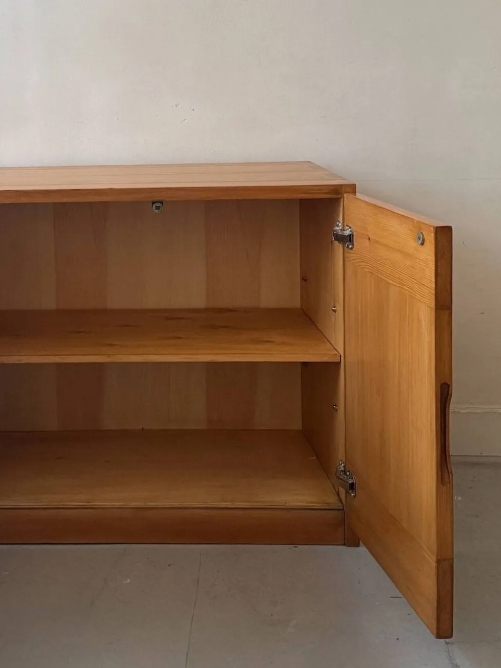 Buffet design en bois orme & pin collection Savoie, Maison Regain 1970