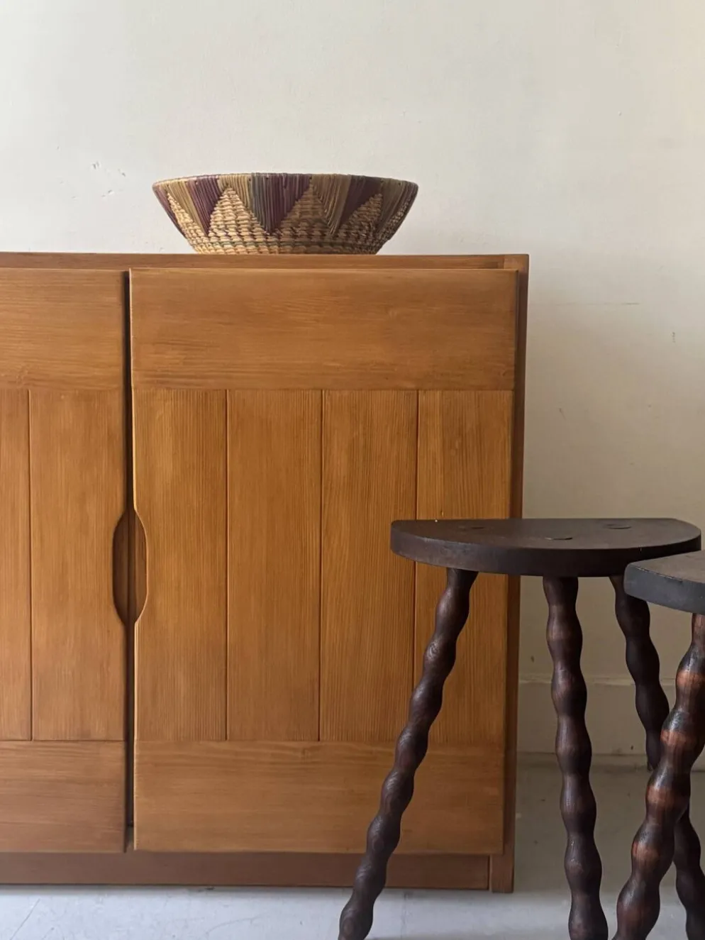 Buffet design en bois orme & pin collection Savoie, Maison Regain 1970