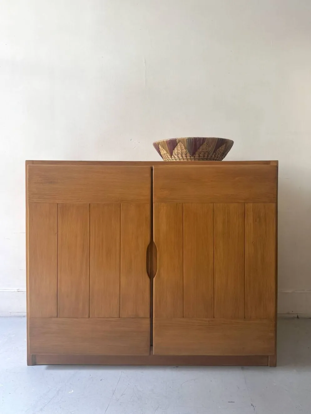Buffet design en bois orme & pin collection Savoie, Maison Regain 1970