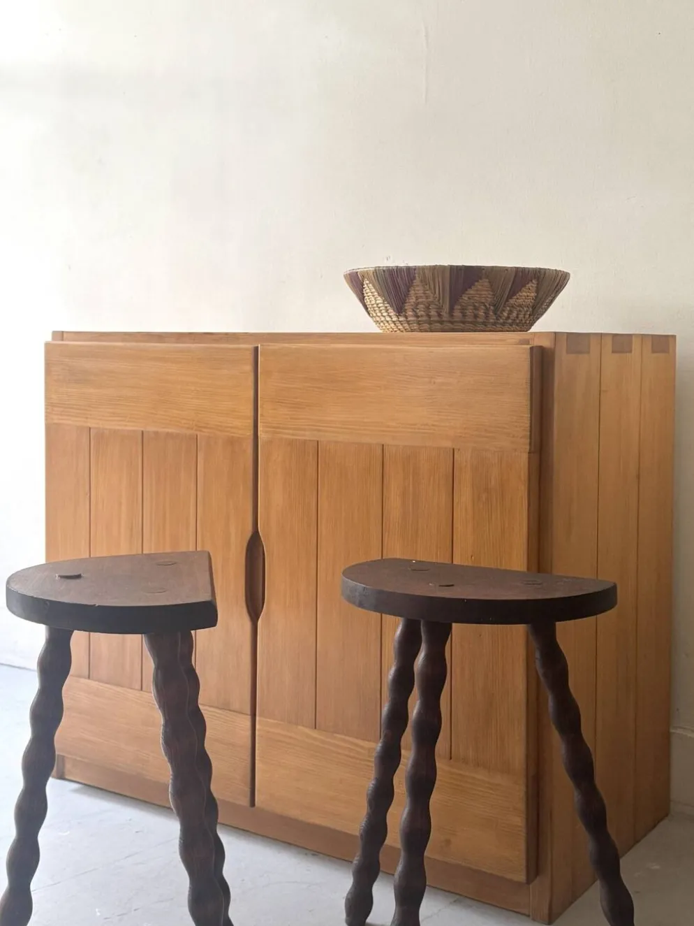 Buffet design en bois orme & pin collection Savoie, Maison Regain 1970
