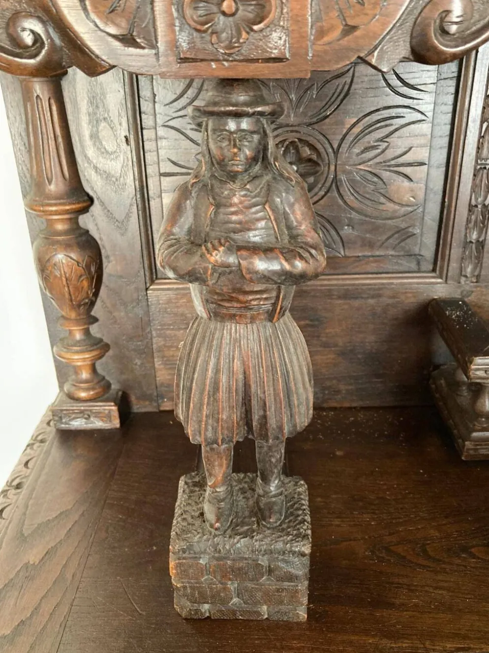 Buffet - Desserte - Meuble Artisanal Breton en chêne massif sculpté