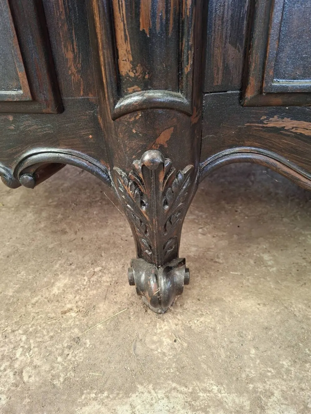 Buffet de style Louis XV en bois sculpté patine usagée volontairement ( omb