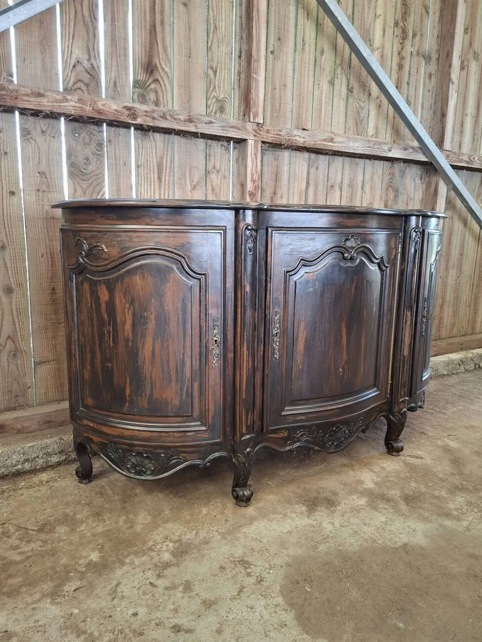 Buffet de style Louis XV en bois sculpté patine usagée volontairement ( omb