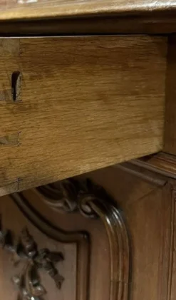 Buffet de style Louis XV en noyer, datant du milieu du XIXᵉ siècle