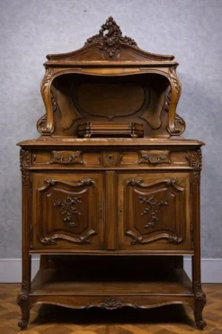 Buffet de style Louis XV en noyer, datant du milieu du XIXᵉ siècle