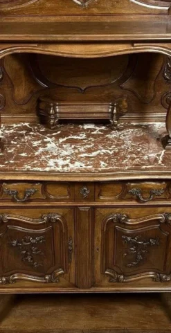 Buffet de style Louis XV en noyer, datant du milieu du XIXᵉ siècle