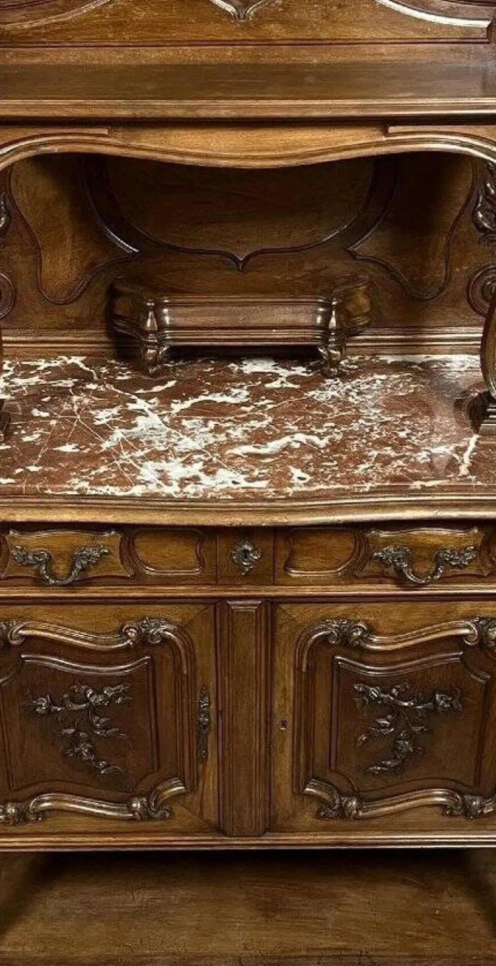 Buffet de style Louis XV en noyer, datant du milieu du XIXᵉ siècle