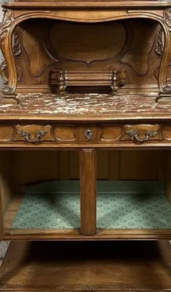 Buffet de style Louis XV en noyer, datant du milieu du XIXᵉ siècle