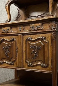 Buffet de style Louis XV en noyer, datant du milieu du XIXᵉ siècle