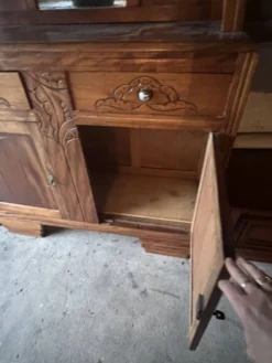 Buffet deux corps ancien en bois sculpté – Art Nouveau – vitrine et miroir