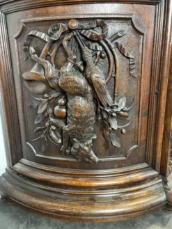 Buffet deux corps de chasse de style Henri II en chêne sculpté vitré