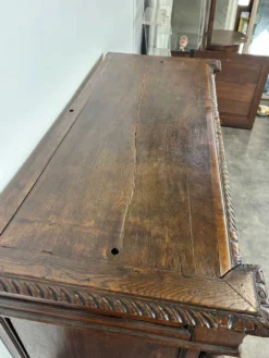 Buffet deux corps de chasse de style Henri II en chêne sculpté vitré