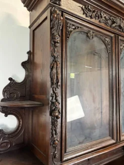 Buffet deux corps de chasse de style Henri II en chêne sculpté vitré