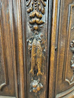 Buffet deux corps de chasse de style Henri II en chêne sculpté vitré