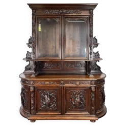Buffet deux corps de chasse de style Henri II en chêne sculpté vitré