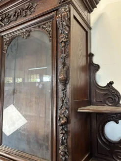 Buffet deux corps de chasse de style Henri II en chêne sculpté vitré