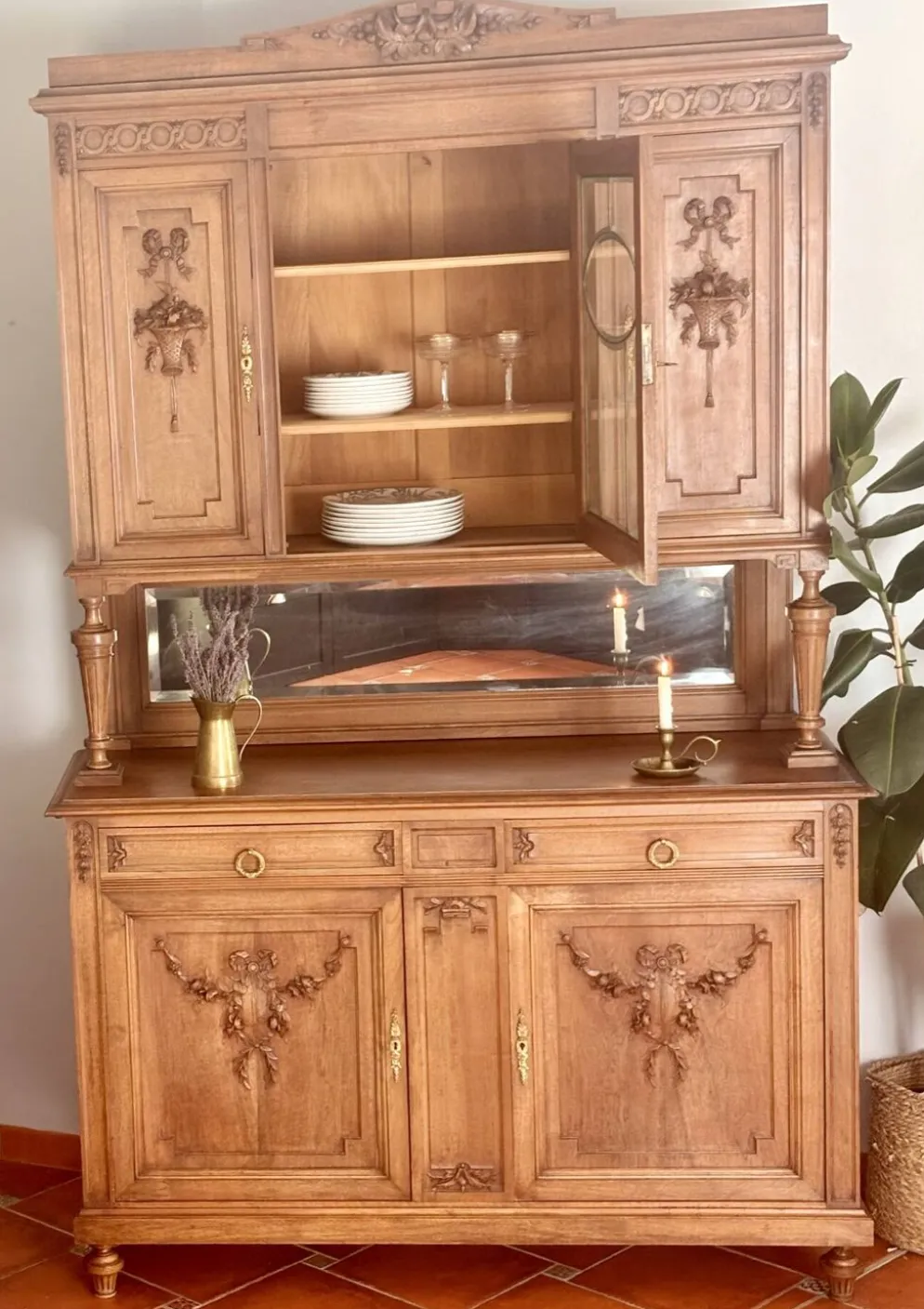 Buffet deux corps de style Louis XVI en chêne sculpté avec miroir – Né