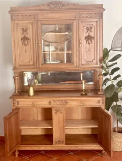 Buffet deux corps de style Louis XVI en chêne sculpté avec miroir – Né