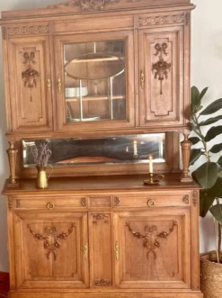 Buffet deux corps de style Louis XVI en chêne sculpté avec miroir – Né