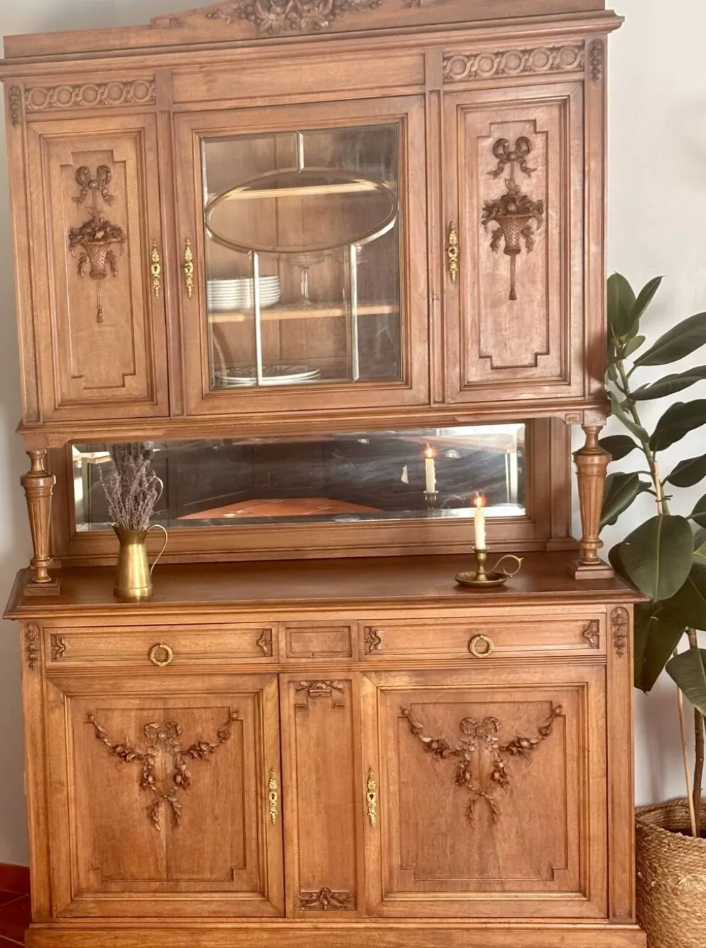 Buffet deux corps de style Louis XVI en chêne sculpté avec miroir – Né