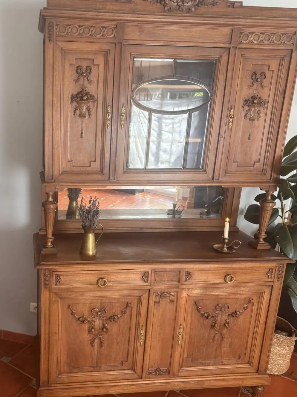 Buffet deux corps de style Louis XVI en chêne sculpté avec miroir – Né
