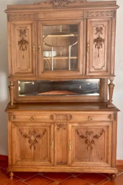Buffet deux corps de style Louis XVI en chêne sculpté avec miroir – Né