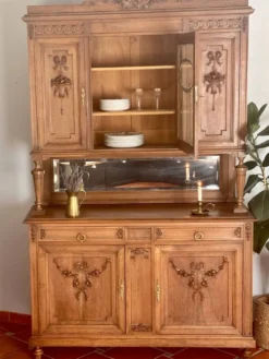 Buffet deux corps de style Louis XVI en chêne sculpté avec miroir – Né