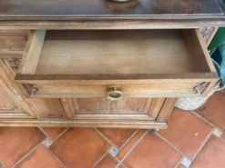 Buffet deux corps de style Louis XVI en chêne sculpté avec miroir – Né