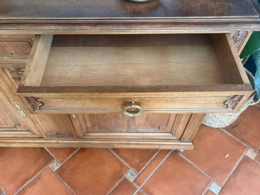 Buffet deux corps de style Louis XVI en chêne sculpté avec miroir – Né