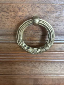 Buffet deux corps de style Louis XVI en chêne sculpté avec miroir – Né