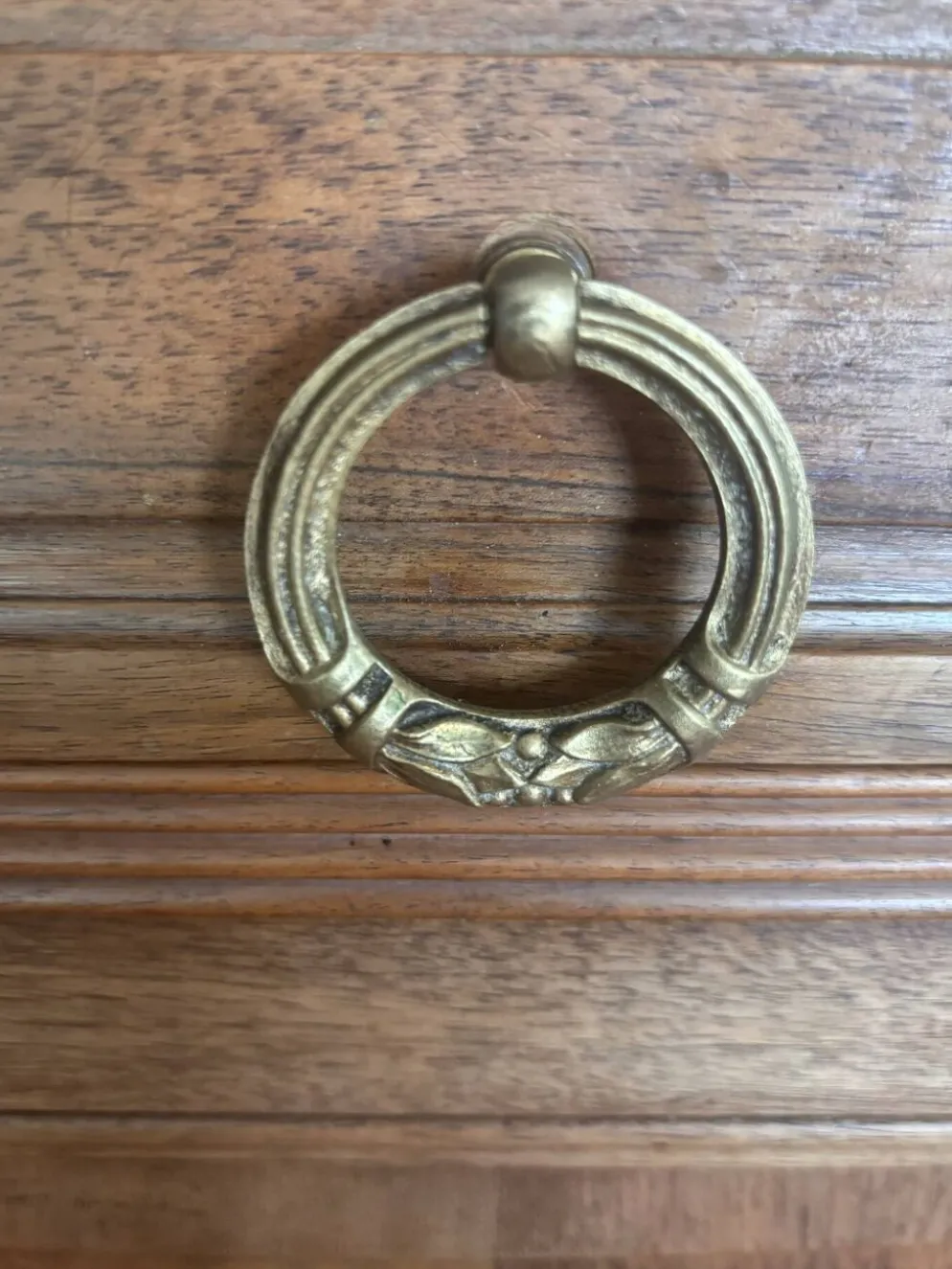 Buffet deux corps de style Louis XVI en chêne sculpté avec miroir – Né