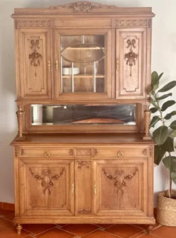 Buffet deux corps de style Louis XVI en chêne sculpté avec miroir – Né