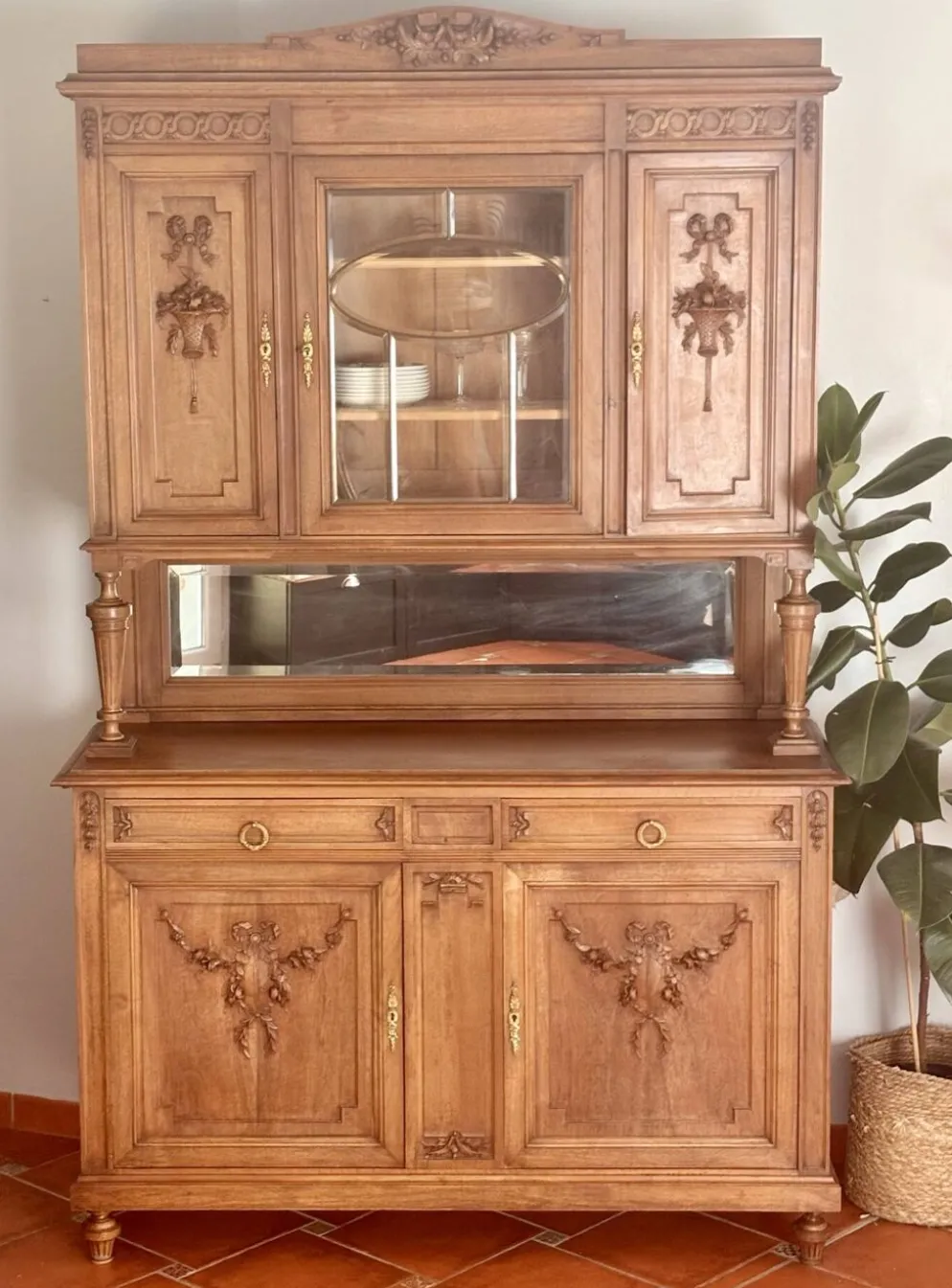 Buffet deux corps de style Louis XVI en chêne sculpté avec miroir – Né