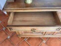 Buffet deux corps de style Louis XVI en chêne sculpté avec miroir – Né