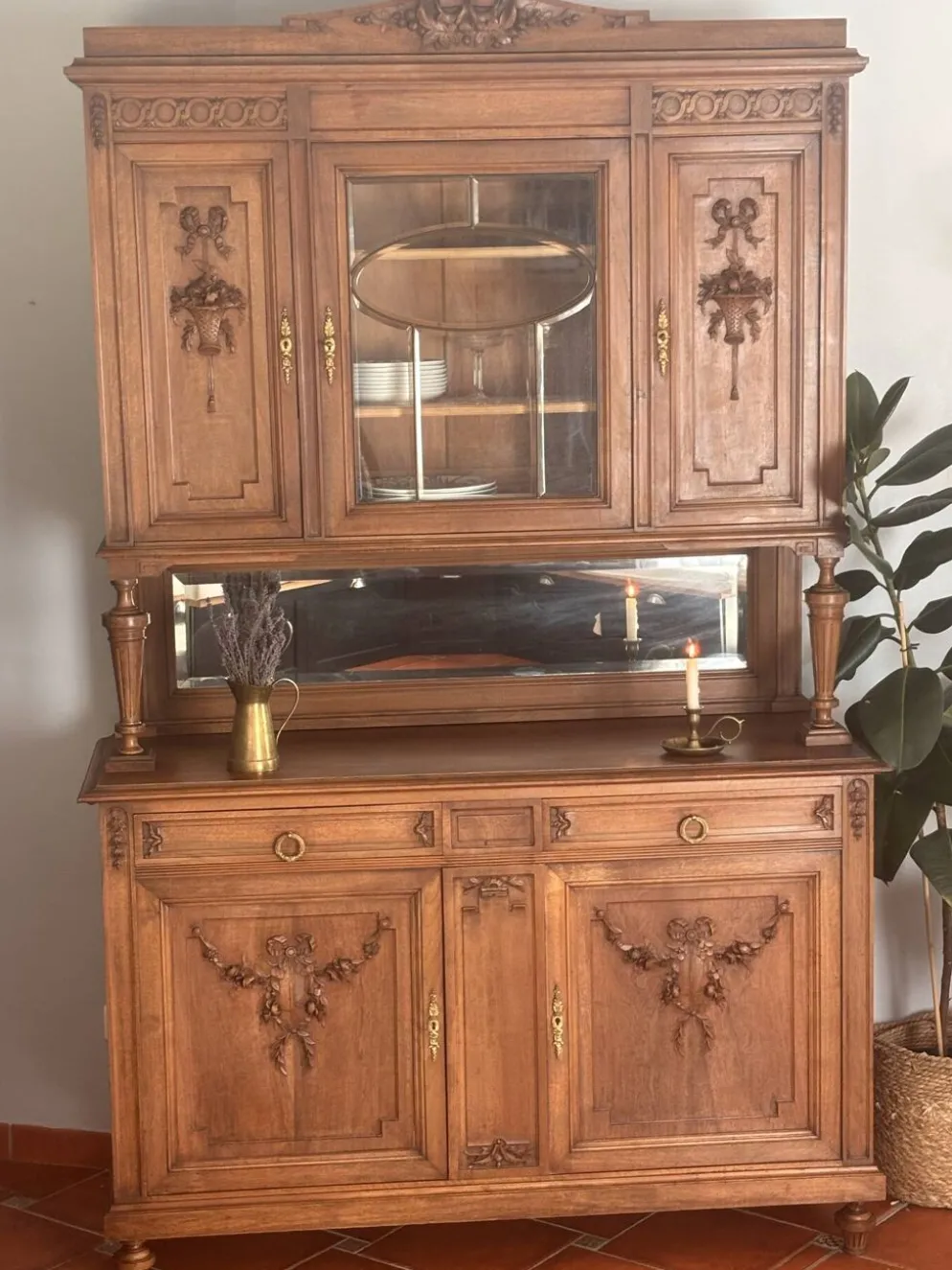 Buffet deux corps de style Louis XVI en chêne sculpté avec miroir – Né