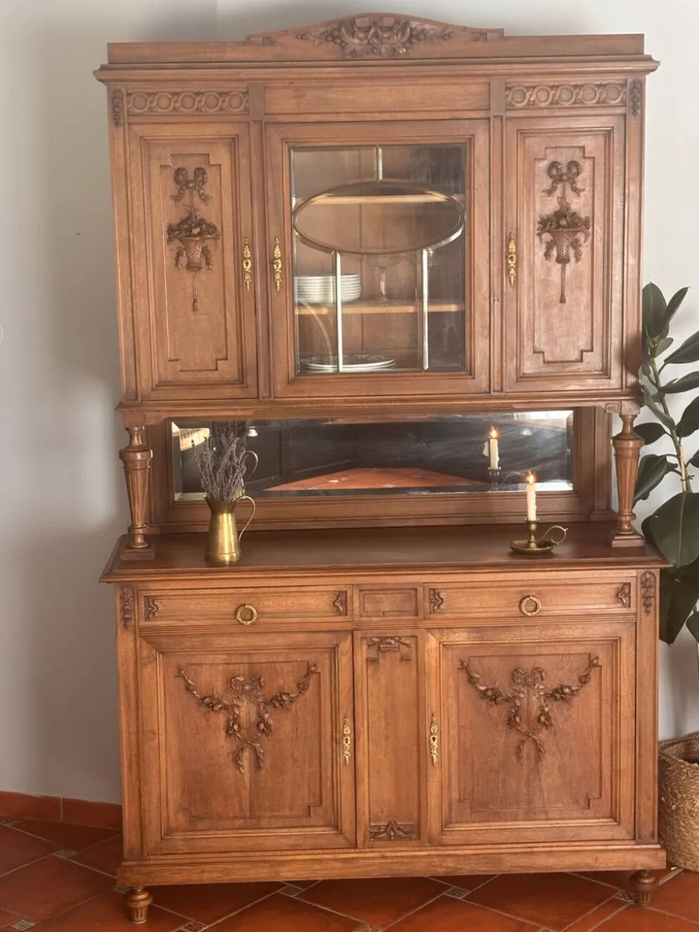 Buffet deux corps de style Louis XVI en chêne sculpté avec miroir – Né