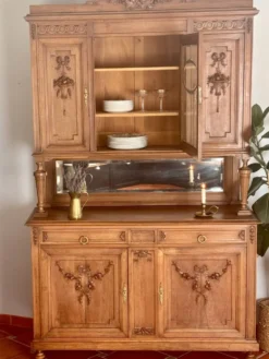 Buffet deux corps de style Louis XVI en chêne sculpté avec miroir – Né