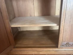 Buffet deux corps de style Louis XVI en chêne sculpté avec miroir – Né