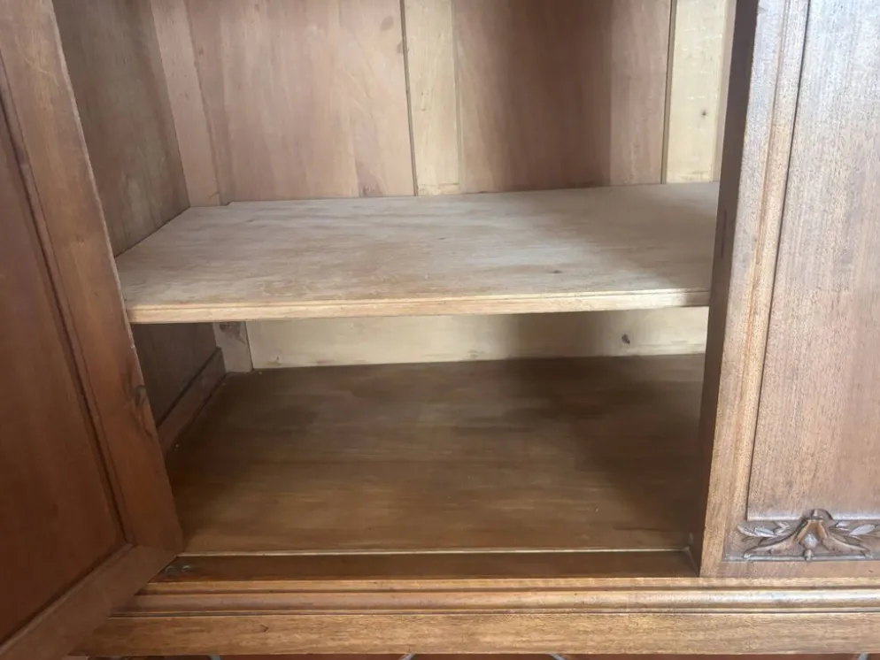 Buffet deux corps de style Louis XVI en chêne sculpté avec miroir – Né