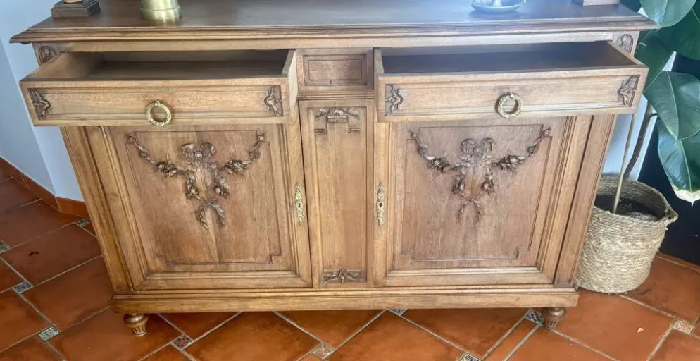 Buffet deux corps de style Louis XVI en chêne sculpté avec miroir – Né