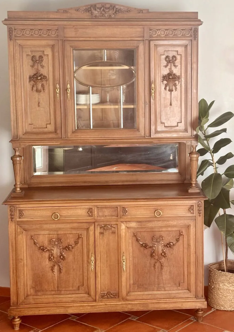 Buffet deux corps de style Louis XVI en chêne sculpté avec miroir – Né