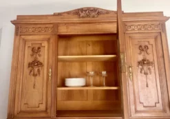 Buffet deux corps de style Louis XVI en chêne sculpté avec miroir – Né