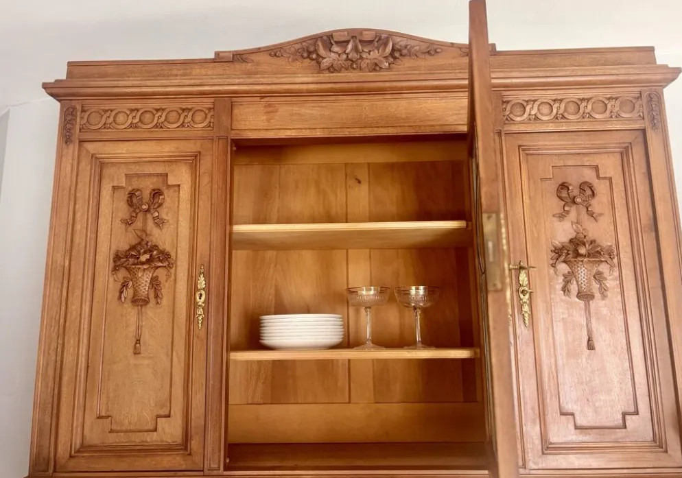 Buffet deux corps de style Louis XVI en chêne sculpté avec miroir – Né