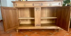 Buffet deux corps de style Louis XVI en chêne sculpté avec miroir – Né