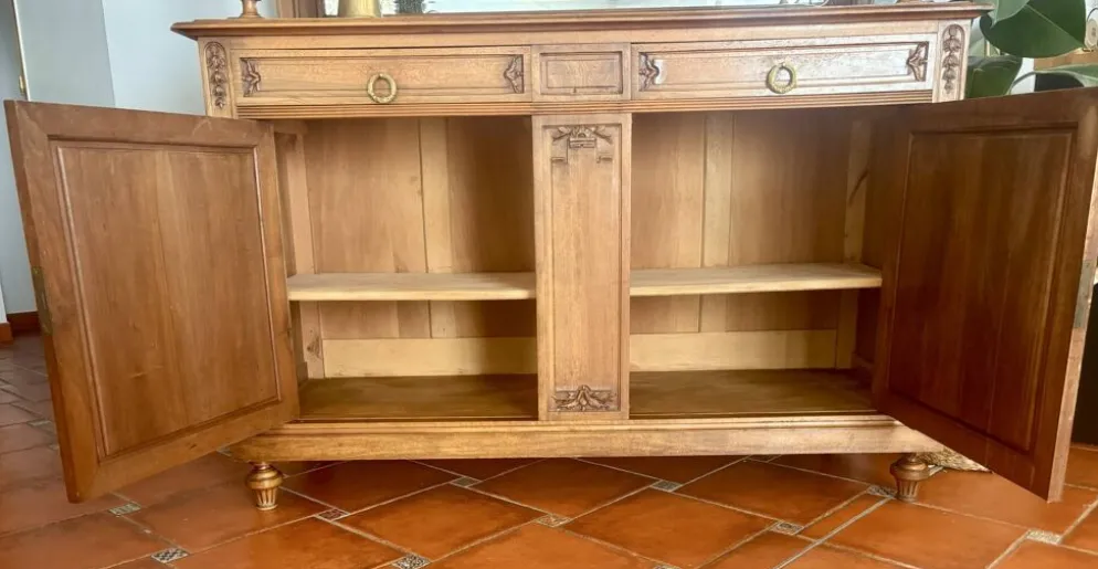 Buffet deux corps de style Louis XVI en chêne sculpté avec miroir – Né